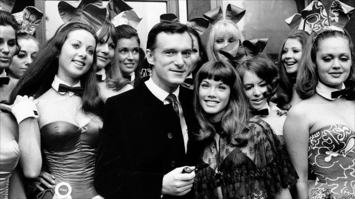 Hugh Hefner cu iepurașe Playboy la Londra, în 1969