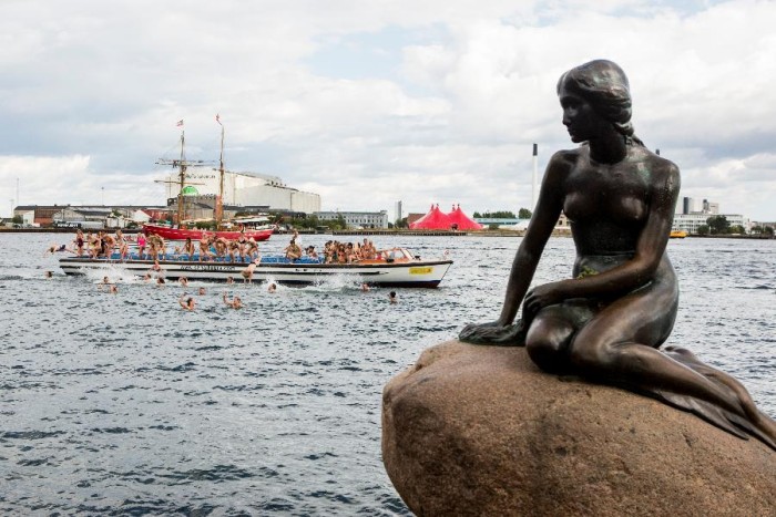 Mica sirenă - statuie după personajul inventat de Hans Christian Andersen, în portul din Copenhaga, capitala Danemarcei. Foto: Forbes.com