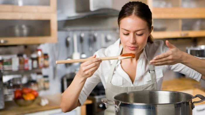 Woman-cooking-pasta-sauce_p8lzkf