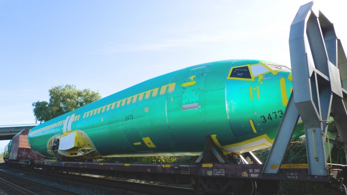 Boeing_737_fuselage_train_hull_3473
