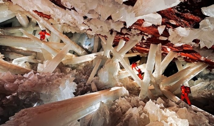 Giant-crystal-cave-in-Nacia-Mexico