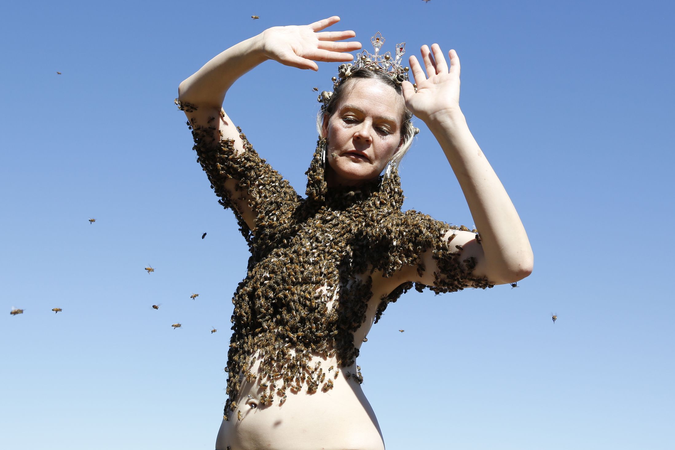 Performance-artist-covers-herself-in-12000-honey-bees