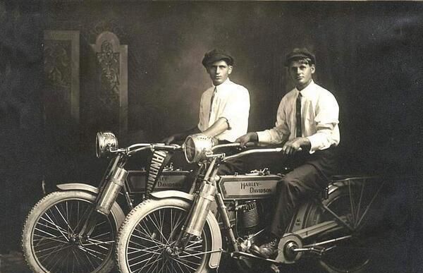 William Harley și Arthur Davidson, 1914 – Compania a fost fondată în 1903