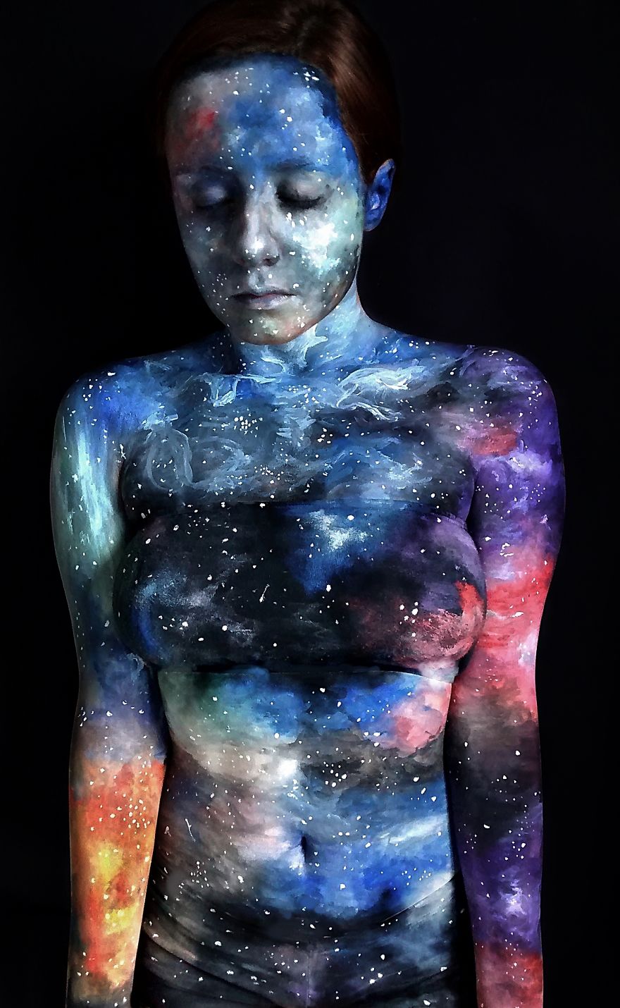 Brazilian-artist-makes-body-paint-herself2__880