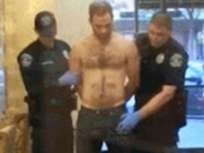 Bărbat filmat în timp ce şi-a scos penisul la poliţişti, în plin centrul Timişoarei - VIDEO