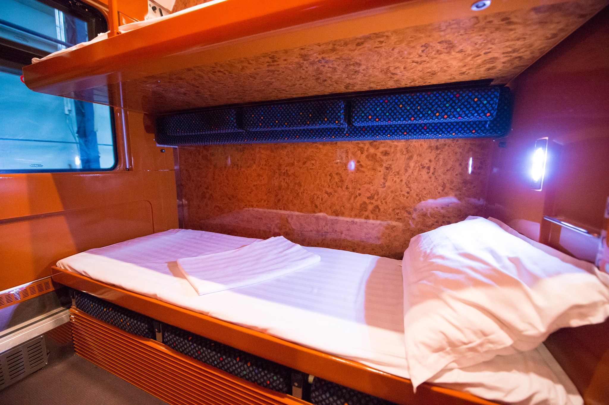 Есть ли двухместные. Спальные вагоны. Вагон с двуспальной кроватью. Кровать в поезде. Кровать в купе поезда.