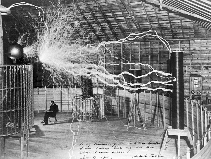 Nikola Tesla in laboratorul său din Colorado Springs, în jurul anului 1900