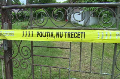 Zguduitoare tragedie într-o localitate din Arad. Sonia, o fetiță de doar 2 ani și patru luni, a murit la joacă, spânzurată în propria glugă agățată de gard