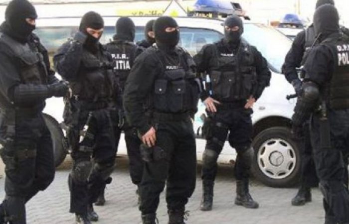 La o zi după perchezițiile de la Ineu, polițiștii au luat cu asalt Primăria Șicula