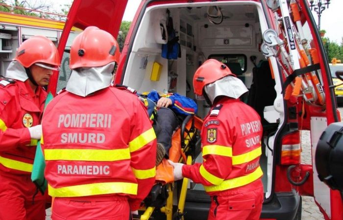 Biciclistă de 64 de ani, lovită de o mașină, pe DN 79A. Femeia a murit în drum spre spital