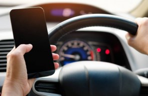 Un șofer atinge telefonul în medie de 41 de ori pe oră