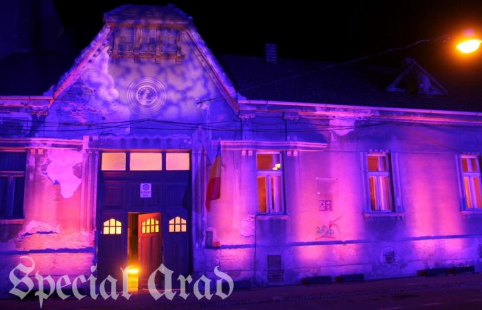 Casa lui Ștefan Cicio Pop, în culori țipătoare, ca să se vadă semnele indiferenței... și că ne pasă! | Foto • Video