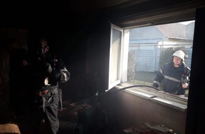 Eroii sunt eroi și în timpul liber! Pompierii arădeni și-au început weekend-ul printre flăcări, la Ghioroc și la Mândruloc | Foto