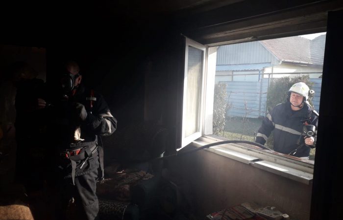 Eroii sunt eroi și în timpul liber! Pompierii arădeni și-au început weekend-ul printre flăcări, la Ghioroc și la Mândruloc | Foto