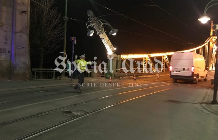 Alertă în Aradul Nou: s-a rupt un stâlp de pe Podul Traian! Pompierii, dar și Falcă, au fost acolo (Foto)
