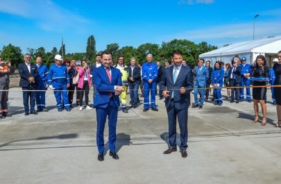 Zâmbiți, domnilor, zâmbiți... în timp ce unii arădeni plâng. Ce nu s-a văzut la inaugurarea depozitului OMV