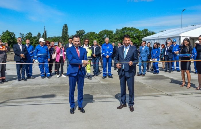 Zâmbiți, domnilor, zâmbiți... în timp ce unii arădeni plâng. Ce nu s-a văzut la inaugurarea depozitului OMV