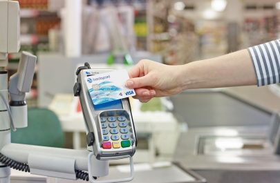 Comisioanele suplimentare la tranzacțiile online vor fi scoase din decembrie