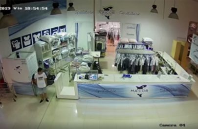 „Hai să-l facem vedetă pe băiatul ăsta frumos!”. A furat bani din două spălătorii de haine, din Real și din Atrium Mall | Video