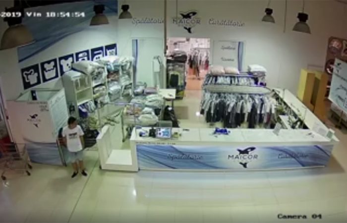 „Hai să-l facem vedetă pe băiatul ăsta frumos!”. A furat bani din două spălătorii de haine, din Real și din Atrium Mall | Video