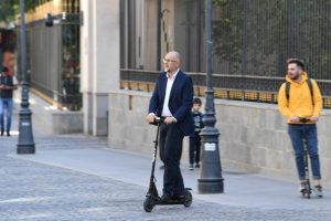 kelemen hunor cu trotineta electrica la depunerea dosarului pentru candidatura la prezidentiale2