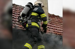 pompier incendiu cos fum