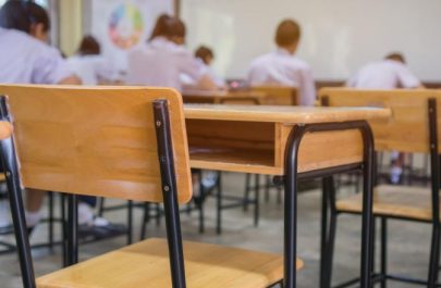 Astăzi se reia școala cu reguli stricte de distanțare și de igienă! Elevii din clasa a XII-a și cei din a VIII-a se întorc la cursuri
