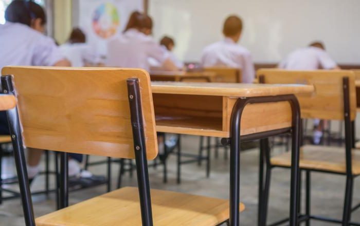 Astăzi se reia școala cu reguli stricte de distanțare și de igienă! Elevii din clasa a XII-a și cei din a VIII-a se întorc la cursuri