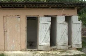 toaleta in curtea scolii 1280x720