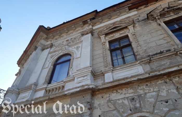 Cu doar 1000 de lei pensie și cu sănătatea șubredă, o femeie de 90 de ani crește flori pe balcon pentru a-și achita ratele pentru renovarea fațadei clădirii din centrul Aradului