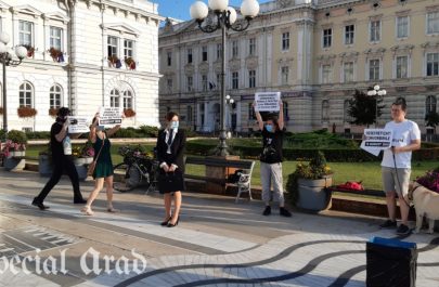 Flashmob în fața Primăriei Arad, în semn de protest față de Dosarul 10 August | Video