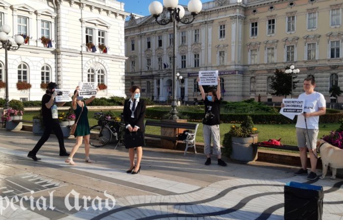 Flashmob în fața Primăriei Arad, în semn de protest față de Dosarul 10 August | Video