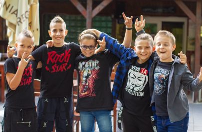 54U „will rock you”! Cinci puștani din Arad „rup” instrumentele pe ritmuri de AC/DC, Metallica și alți grei ai muzicii