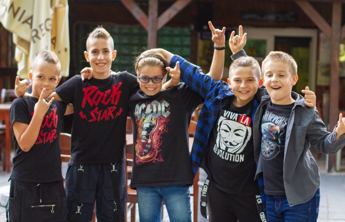 54U „will rock you”! Cinci puștani din Arad „rup” instrumentele pe ritmuri de AC/DC, Metallica și alți grei ai muzicii