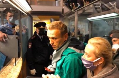 0_PAY-Alexei-Navalny-being-arrested-at-passport-control-Moscow-Airport