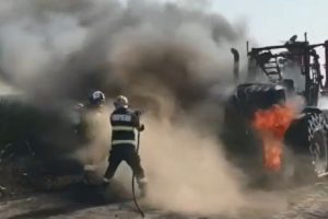 Un tractor a luat foc în mers la Iratoșu