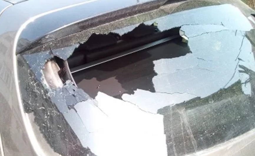 easy to be hurt Bye bye suspicious I-a distrus luneta mașinii vecinului din Curtici, astfel că s-a ales cu  dosar penal – Special Arad · ultimele știri din Arad