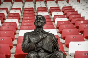 statuie Francis Neuman - UTA - Bătrâna Doamnă