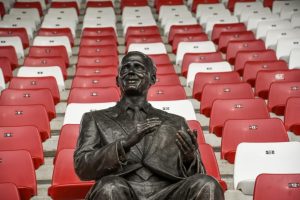 statuie Francis Neuman - UTA - Bătrâna Doamnă