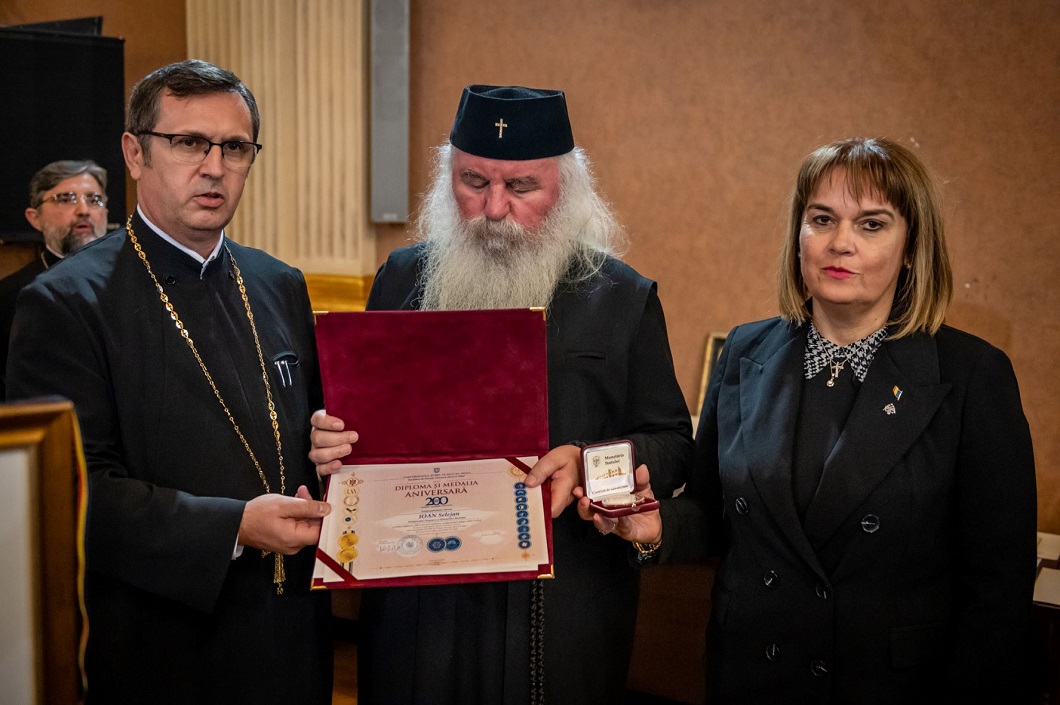diploma și medalia aniversară ÎPS Mitropolit Ioan Selejan doamnei Bianca Felea Darian și domnului conf. univ. dr. Adrian Lemeni