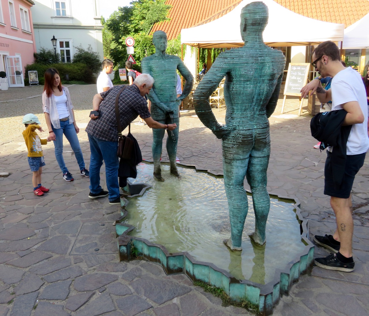 Prague peeing statues 1