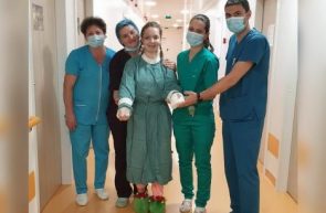 Adolescenta din România căreia medicii i au replantat mâinile iași