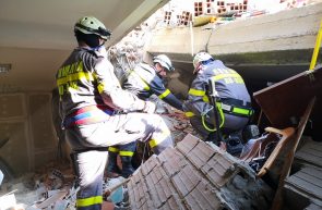 pompieri cutremur cautare si salvare