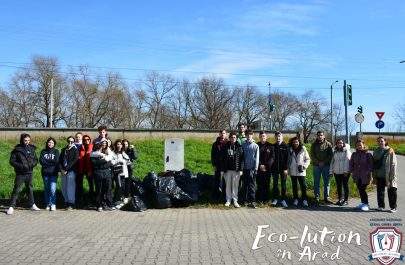 Elevii Colegiului Național „Elena Ghiba Birta” poza ecologizare - Eco-lution in Arad