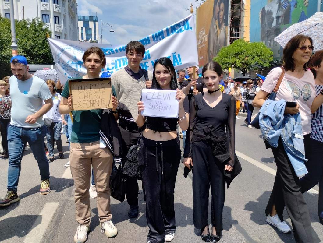 elevi care sustin protestul profesorilor