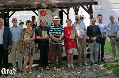 Poză de grup cu istoricii prezenți la lansarea cărții Aradul merge înainte