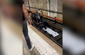 S-a legat cu cătuşe de şinele de metrou în semn de protest, în capitală