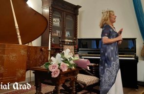 Recital de poezie Lucia Bibarț - Sărat, printre genele tale, în Casa Pianului - LIVE Video