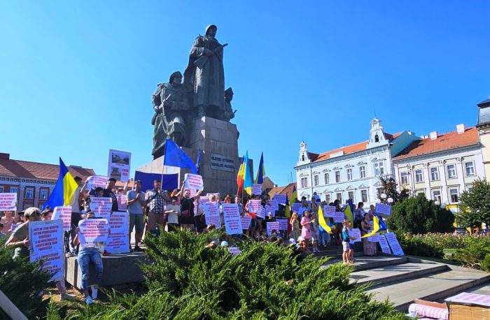 adapost ucraineni monument