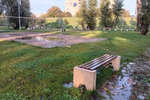 terenul de handbal din parcul din Micălaca 300 este inundat din cauza aspersoarelor